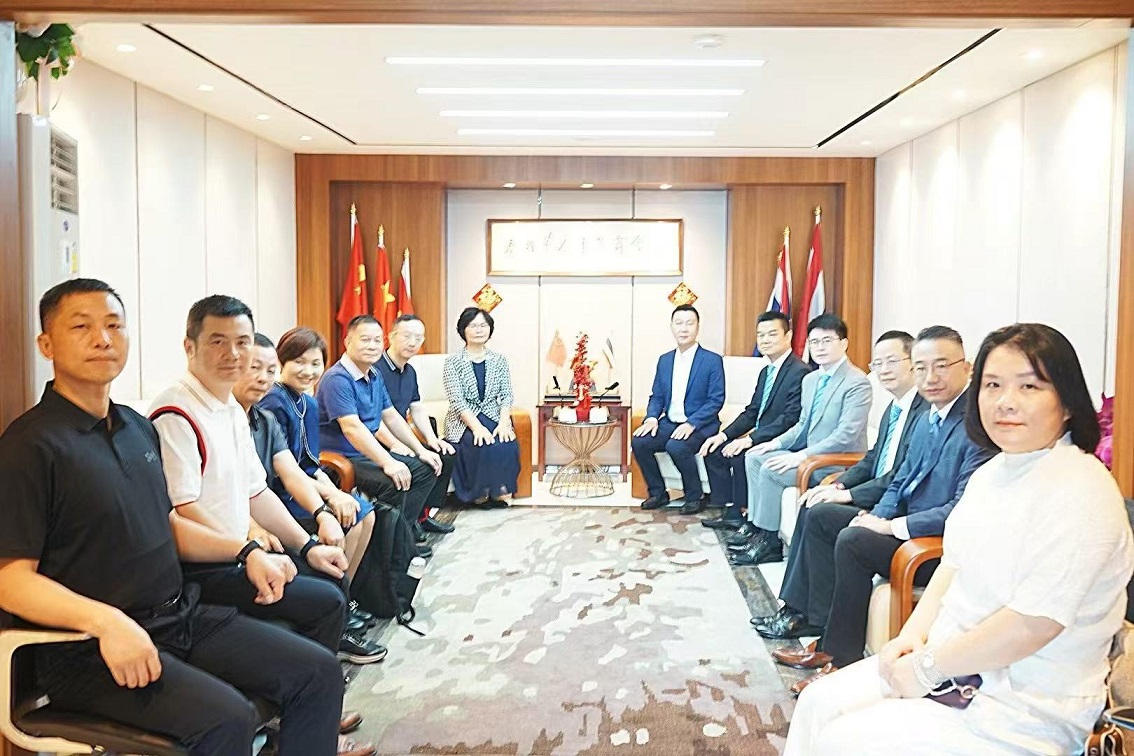 热烈欢迎惠州市政协副主席黄晓霞一行来访，董事长于泰国华人青年商会进行热情招待